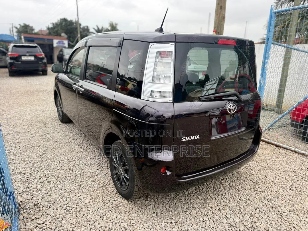 Toyota Sienta 2015 Burgundy