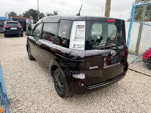 Toyota Sienta 2015 Burgundy