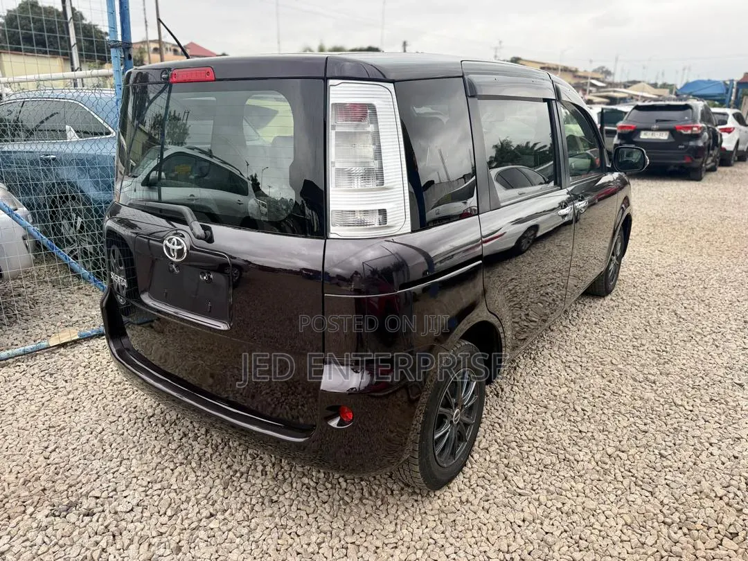 Toyota Sienta 2015 Burgundy