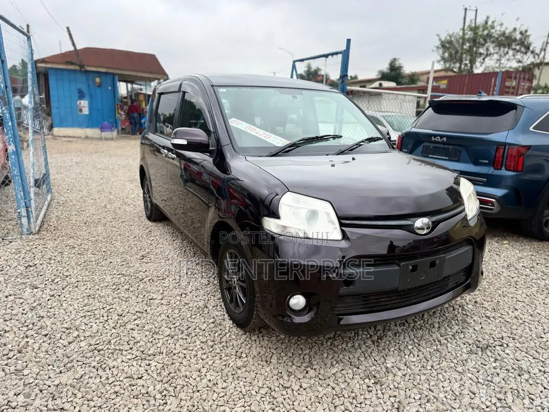 Toyota Sienta 2015 Burgundy