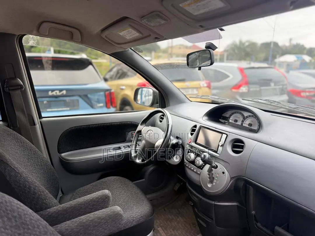 Toyota Sienta 2015 Burgundy