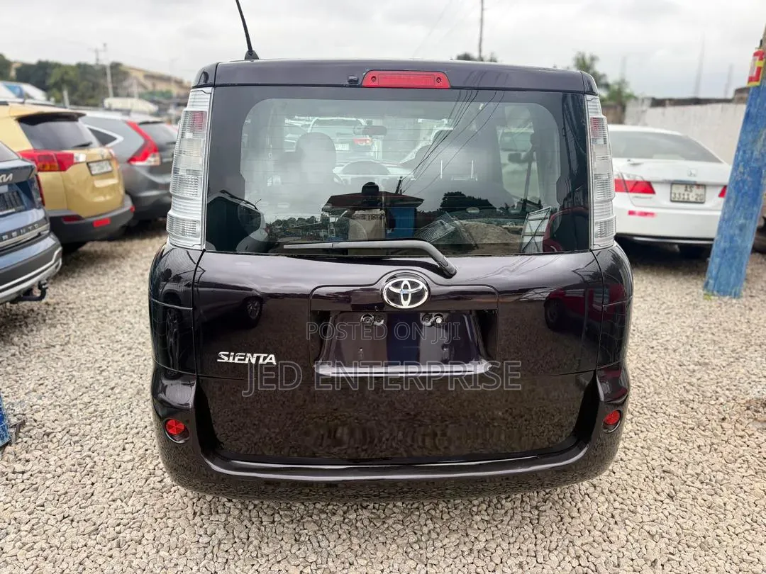 Toyota Sienta 2015 Burgundy