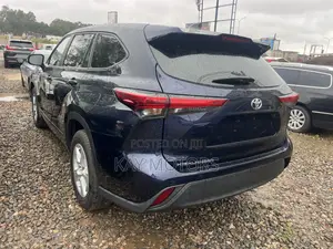 Toyota Highlander LE 2022 Blue
