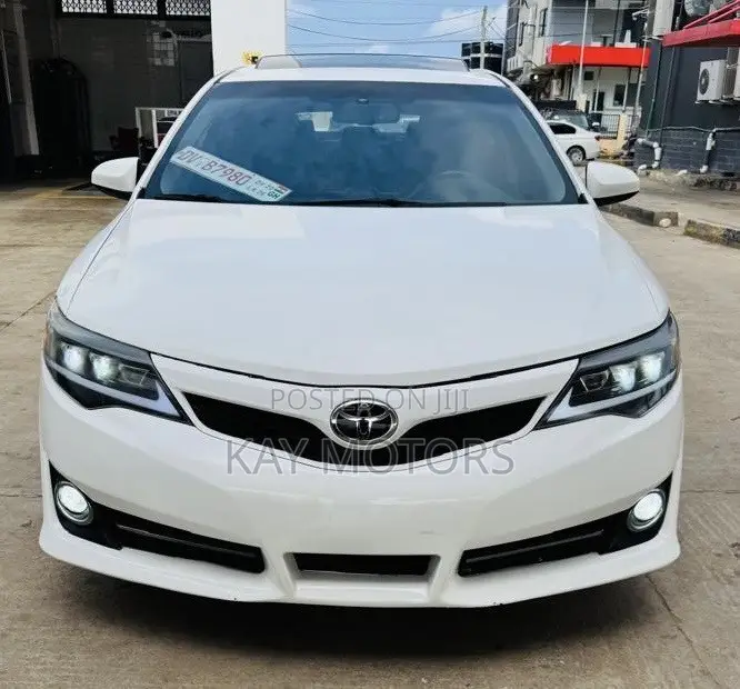 Toyota Camry SE 4dr Sedan (2.5L 4cyl 6A) 2014 White