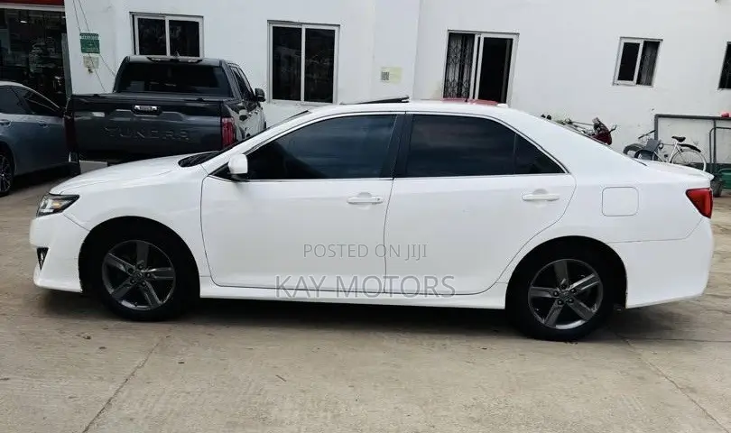 Toyota Camry SE 4dr Sedan (2.5L 4cyl 6A) 2014 White