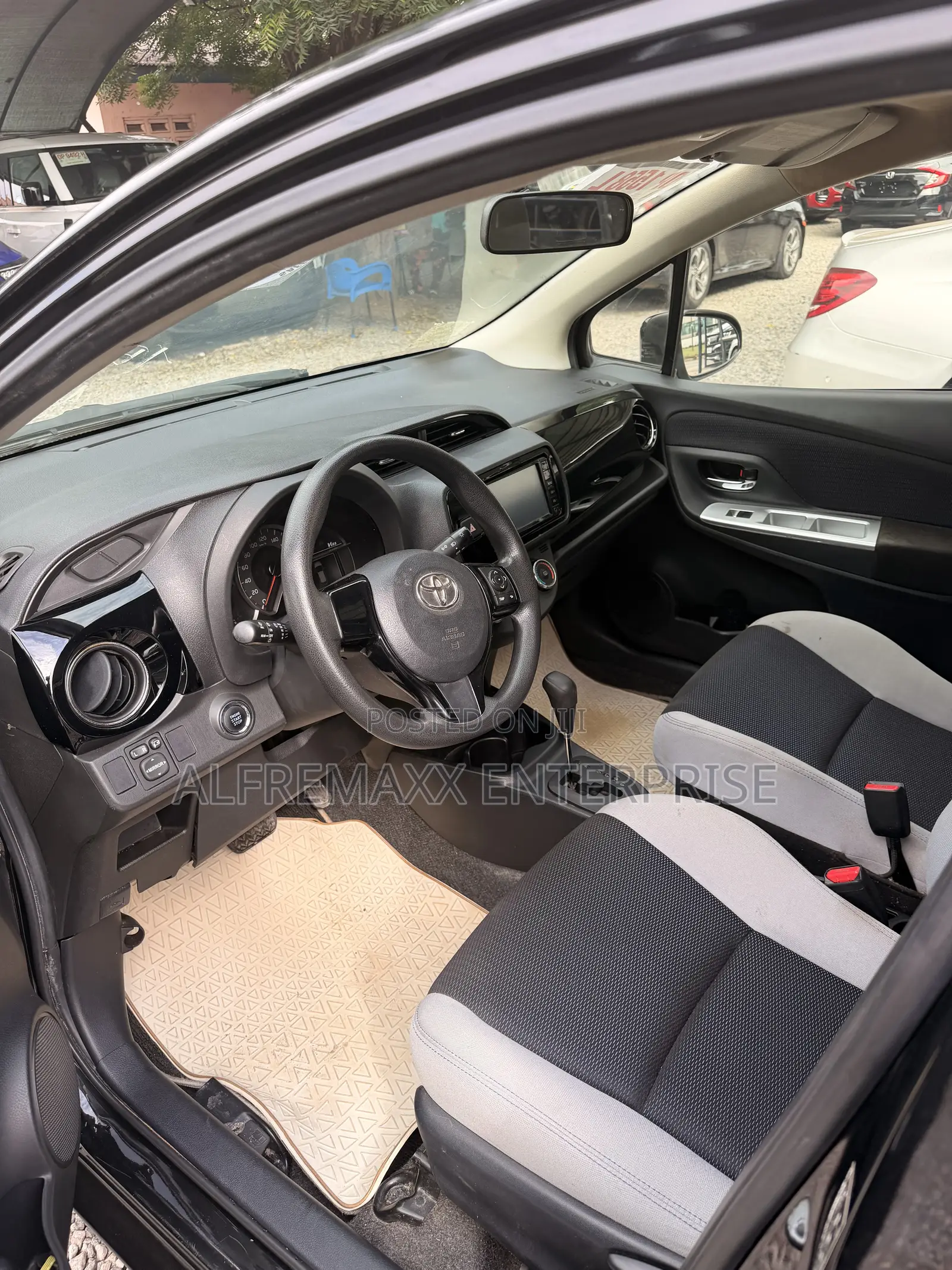 Toyota Vitz 1.5 FWD 5dr 2016 Black