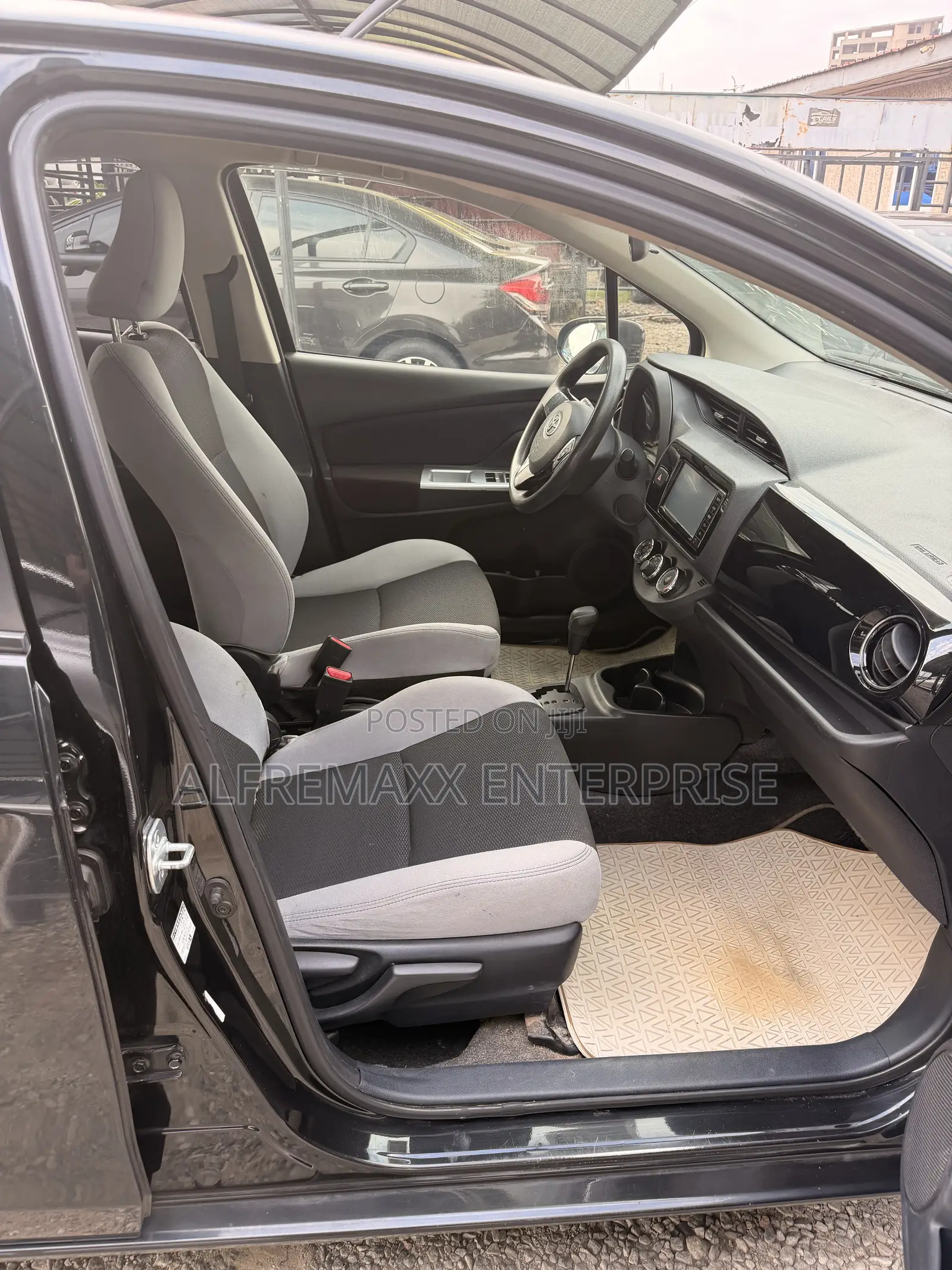 Toyota Vitz 1.5 FWD 5dr 2016 Black