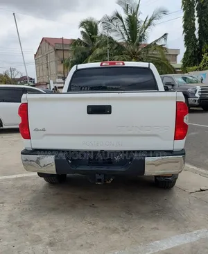 Toyota Tundra Limited 5.7L V8 4x2 CrewMax 5.6 ft. box 145.7 in. WB 2017