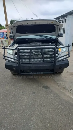 Toyota Tundra Limited 5.7L V8 4x2 CrewMax 5.6 ft. box 145.7 in. WB 2017