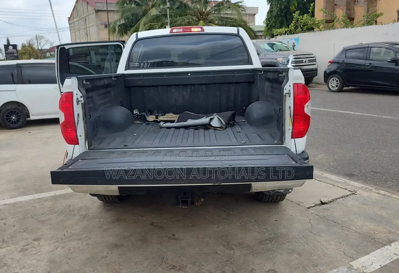 Toyota Tundra Limited 5.7L V8 4x2 CrewMax 5.6 ft. box 145.7 in. WB 2017