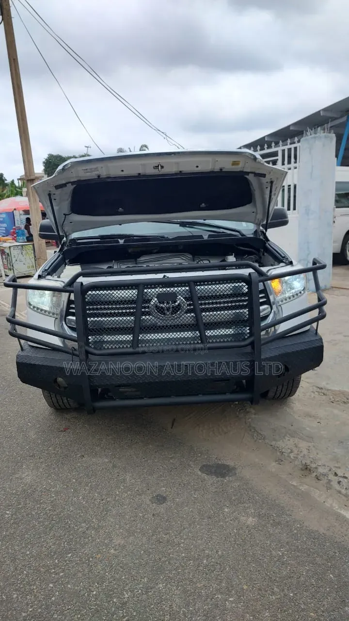 Toyota Tundra Limited 5.7L V8 4x2 CrewMax 5.6 ft. box 145.7 in. WB 2017
