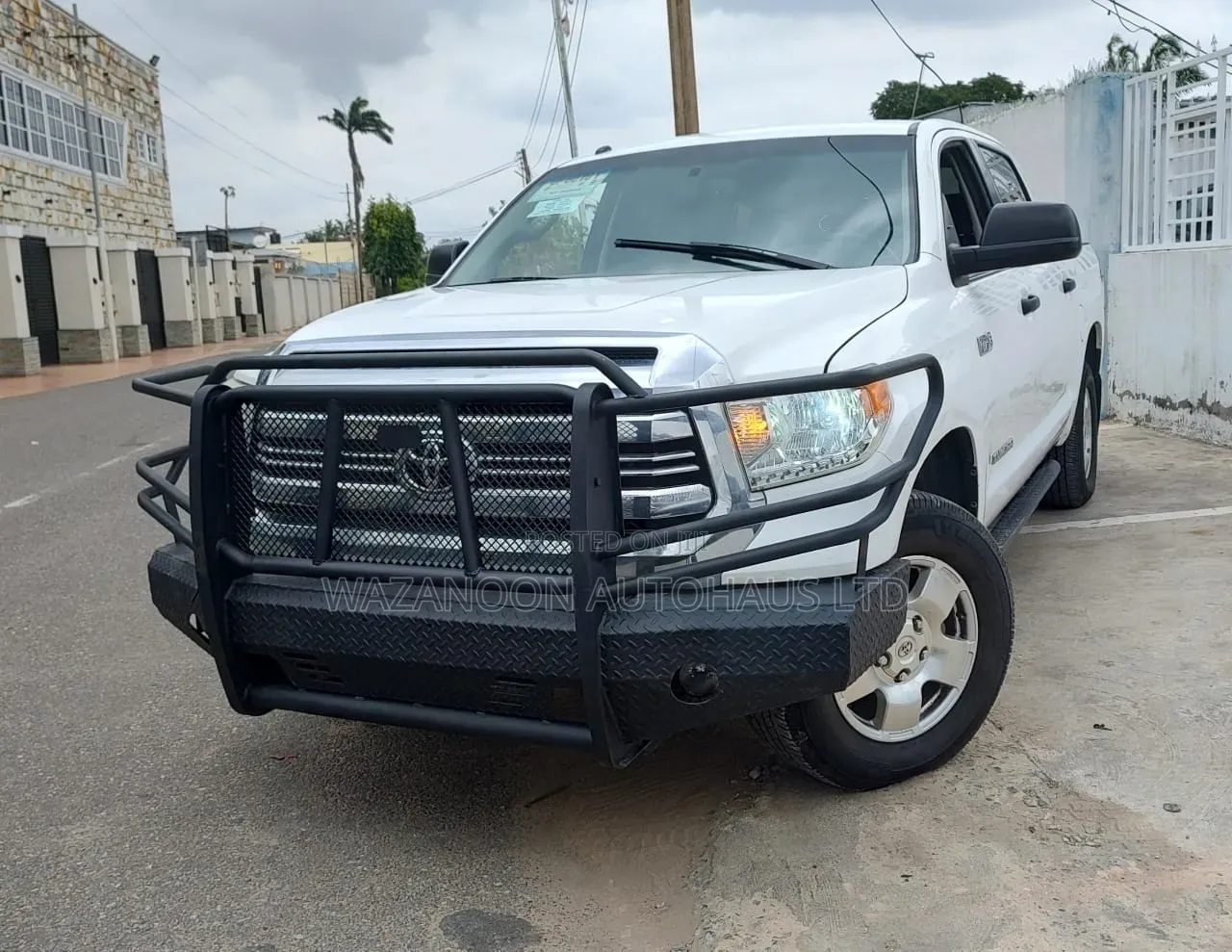 Toyota Tundra Limited 5.7L V8 4x2 CrewMax 5.6 ft. box 145.7 in. WB 2017
