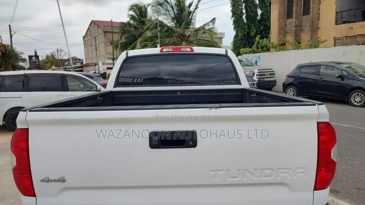 Toyota Tundra Limited 5.7L V8 4x2 CrewMax 5.6 ft. box 145.7 in. WB 2017