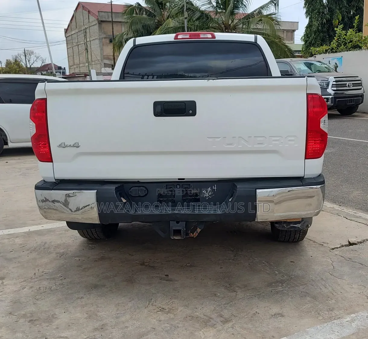 Toyota Tundra Limited 5.7L V8 4x2 CrewMax 5.6 ft. box 145.7 in. WB 2017