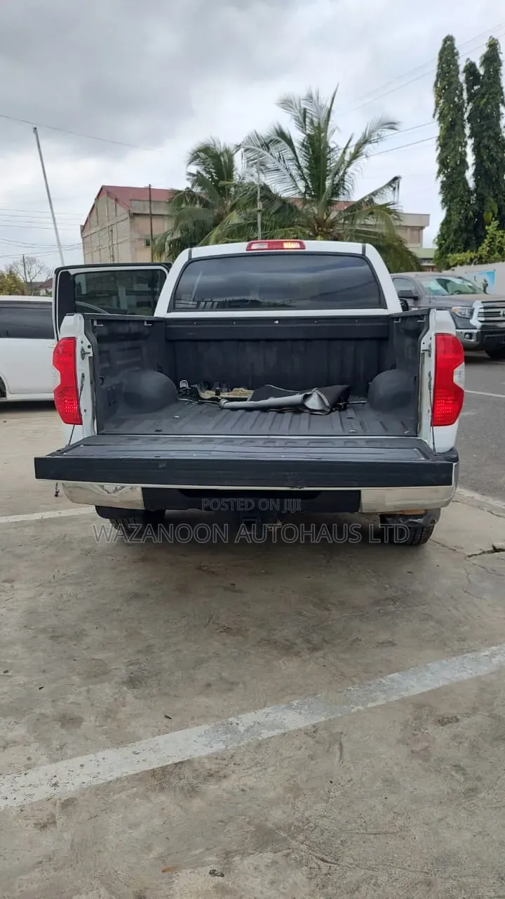 Toyota Tundra Limited 5.7L V8 4x2 CrewMax 5.6 ft. box 145.7 in. WB 2017