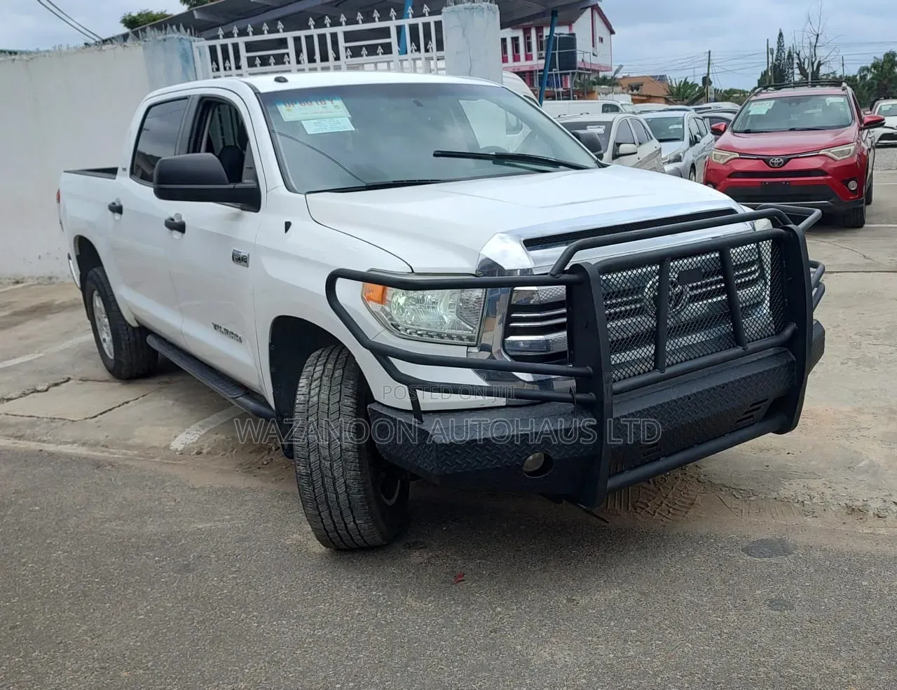 Toyota Tundra Limited 5.7L V8 4x2 CrewMax 5.6 ft. box 145.7 in. WB 2017