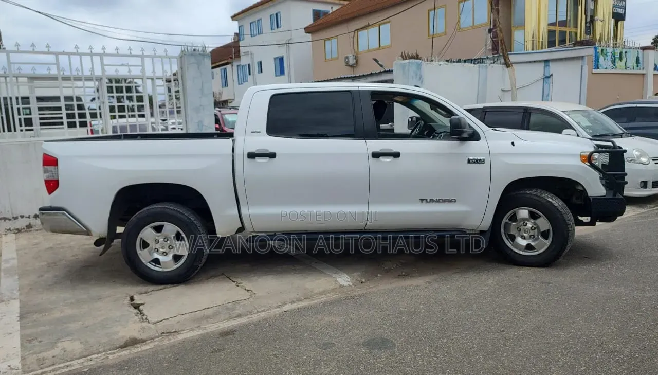Toyota Tundra Limited 5.7L V8 4x2 CrewMax 5.6 ft. box 145.7 in. WB 2017