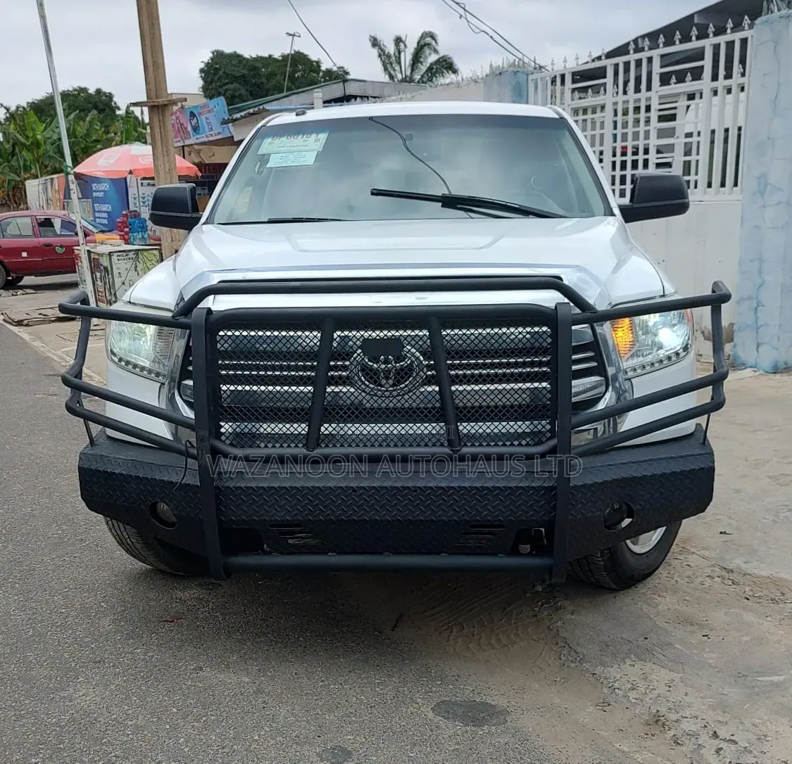 Toyota Tundra Limited 5.7L V8 4x2 CrewMax 5.6 ft. box 145.7 in. WB 2017