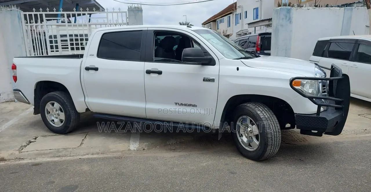 Toyota Tundra Limited 5.7L V8 4x2 CrewMax 5.6 ft. box 145.7 in. WB 2017