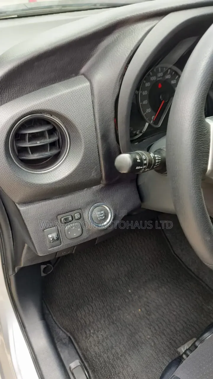 Toyota Vitz 1.3 AWD 5dr 2014 Silver