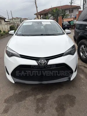 Toyota Corolla LE (1.8L 4cyl 2A) 2018 White