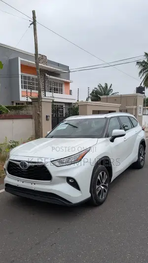 Toyota Highlander LE 2022 White