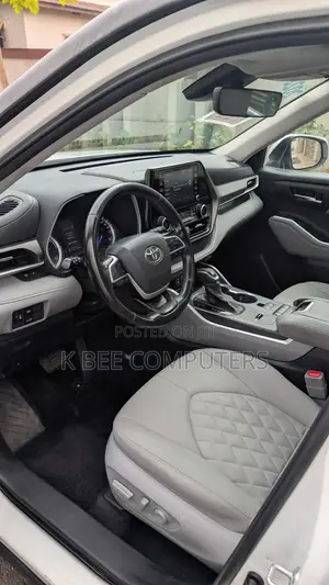 Toyota Highlander LE 2022 White