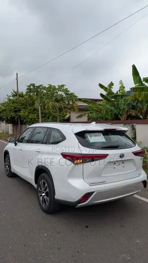 Toyota Highlander LE 2022 White