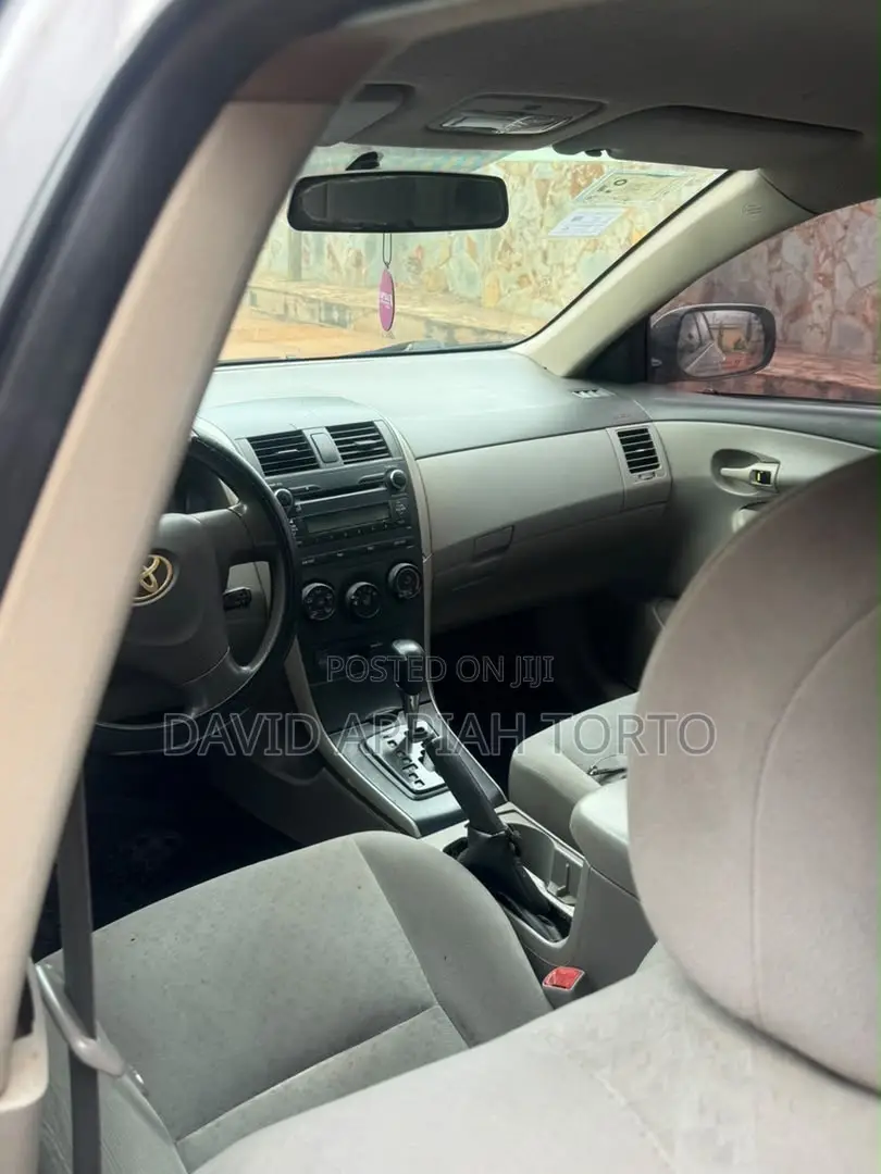 Toyota Corolla LE 4dr Sedan (1.8L 4cyl 4A) 2010 Silver
