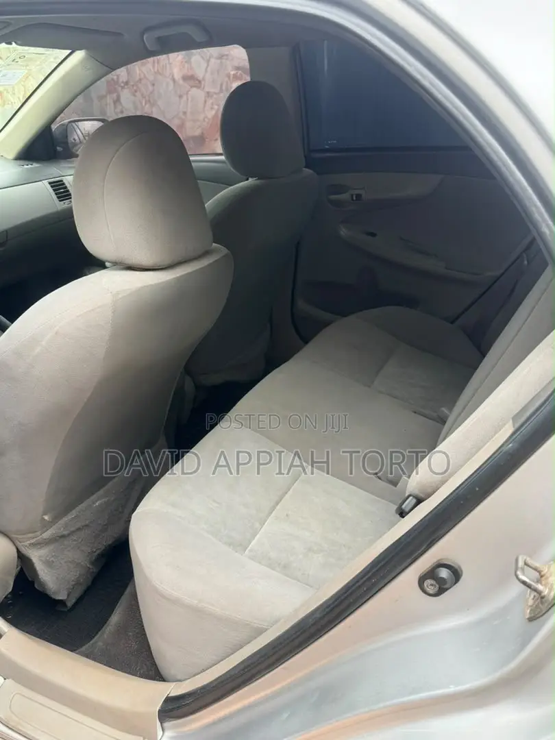 Toyota Corolla LE 4dr Sedan (1.8L 4cyl 4A) 2010 Silver