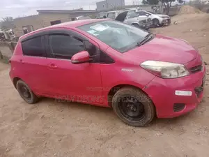 Toyota Vitz 1.3 AWD 5dr 2012 Pink