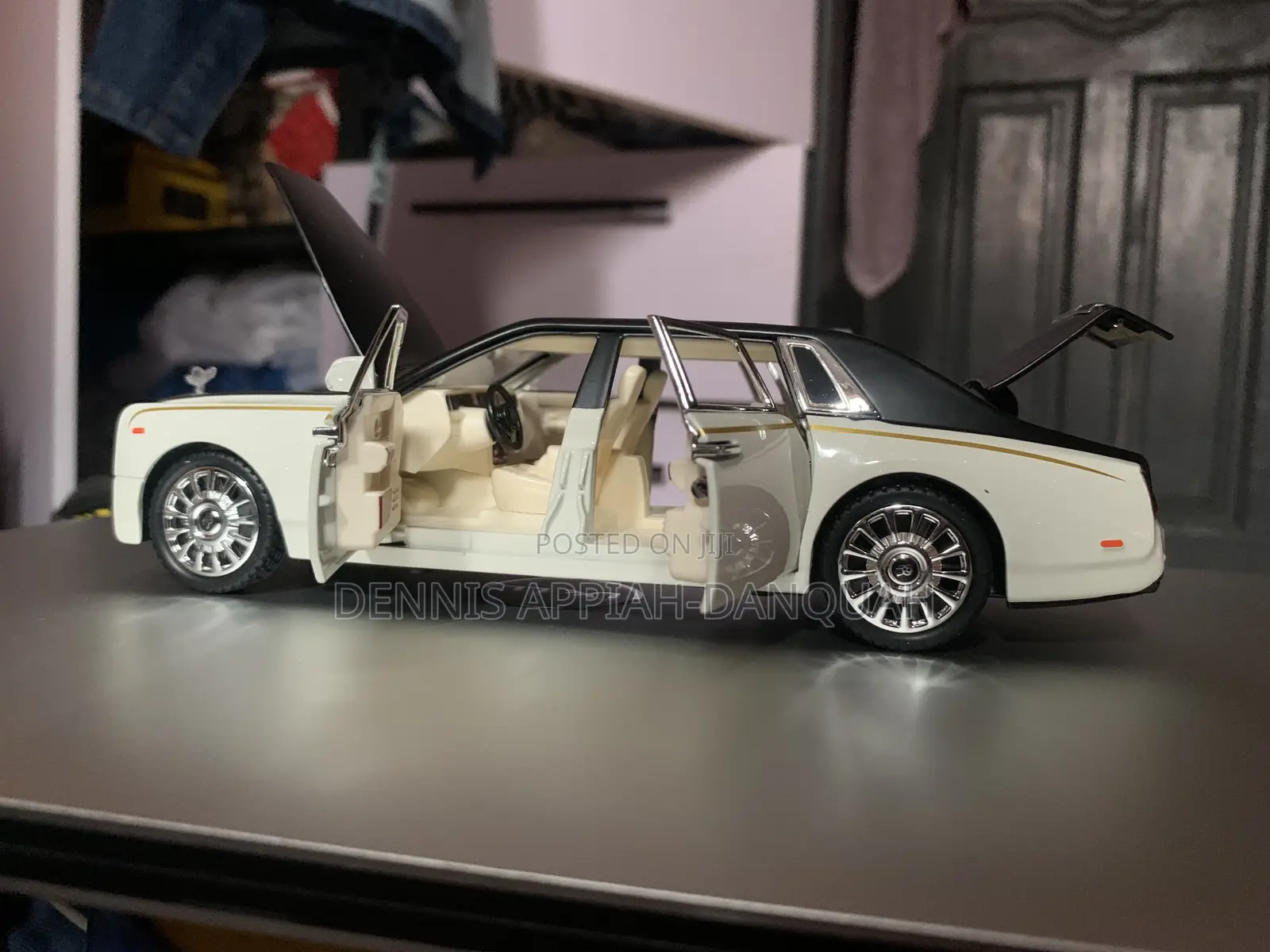 1:24 Scale Car Model (Toy Cars)