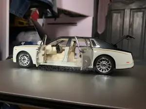 1:24 Scale Car Model (Toy Cars)