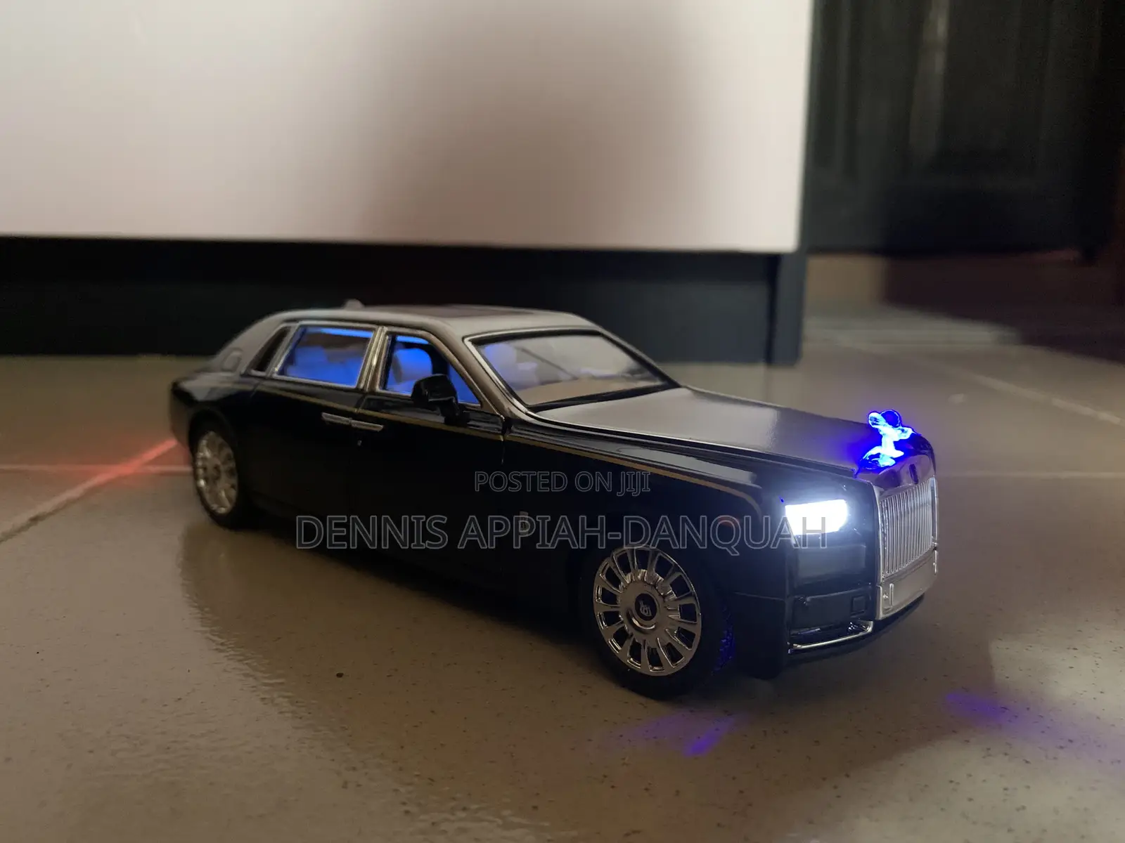 1:24 Scale Car Model (Toy Cars)