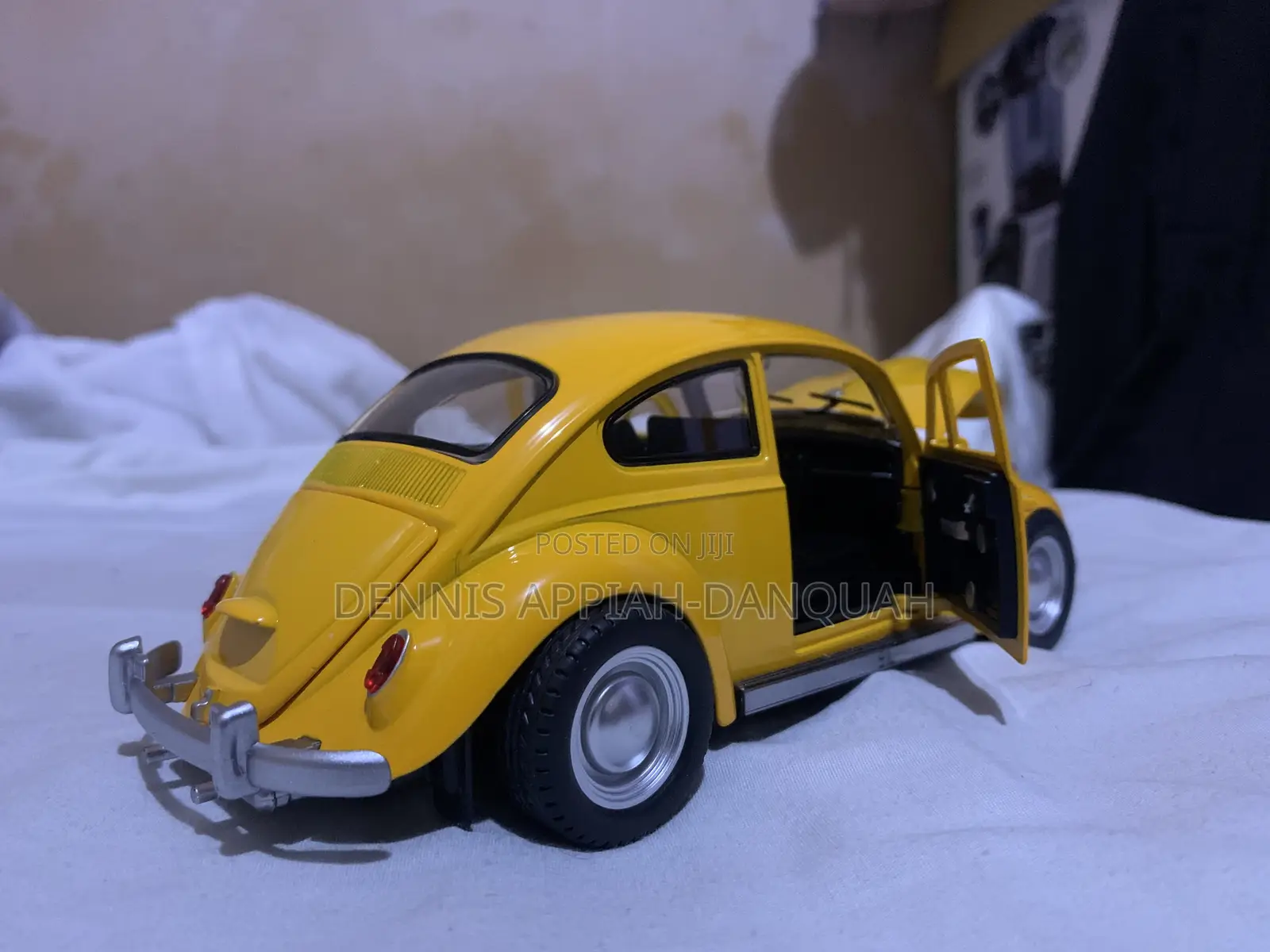 1:24 Scale Car Model (Toy Cars)