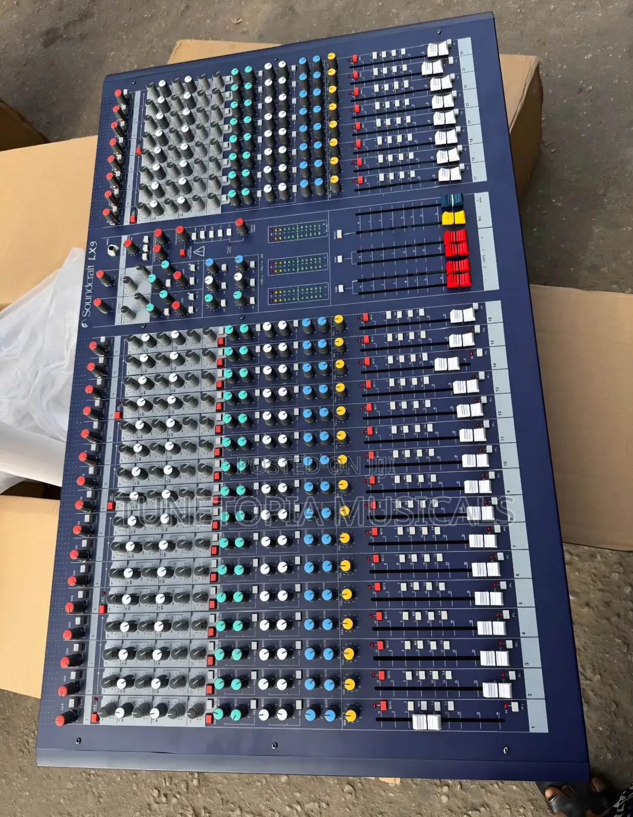 Soundcraft LX9 24-Channel Analog Mixer