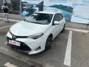 Toyota Corolla SE (1.8L 4cyl 2A) 2019 White