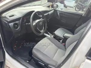 Toyota Corolla SE (1.8L 4cyl 2A) 2019 White