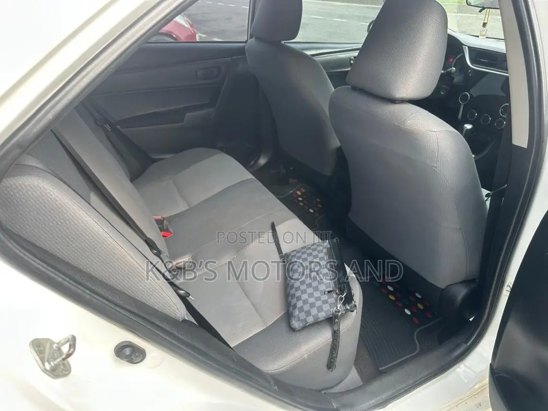 Toyota Corolla SE (1.8L 4cyl 2A) 2019 White