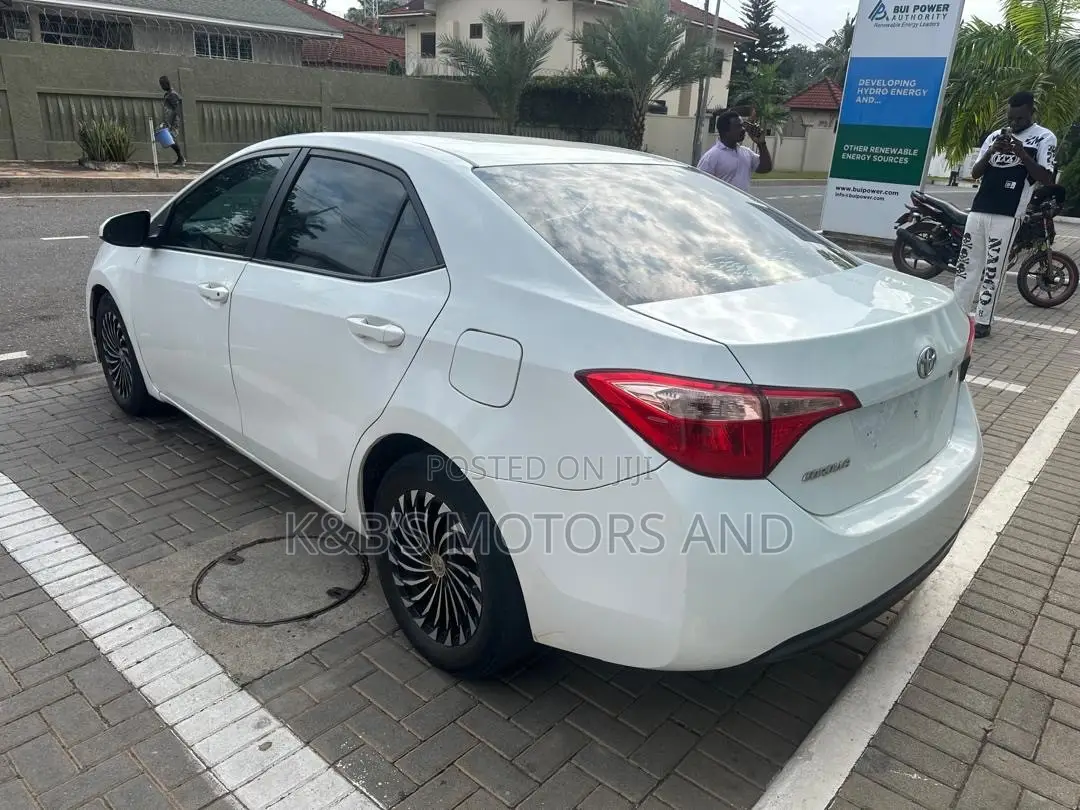 Toyota Corolla SE (1.8L 4cyl 2A) 2019 White