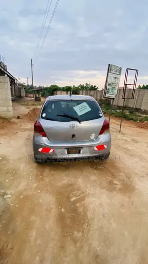 Toyota Vitz 1.0 FWD 5dr 2010 Gray