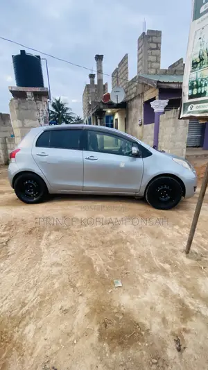 Toyota Vitz 1.0 FWD 5dr 2010 Gray