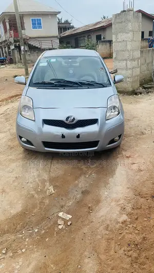 Toyota Vitz 1.0 FWD 5dr 2010 Gray