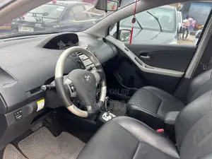 Toyota Yaris Base Hatchback 5dr 2010 Gray