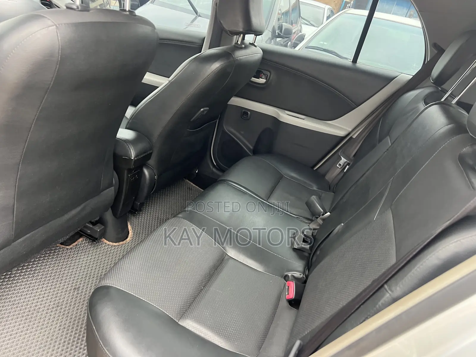 Toyota Yaris Base Hatchback 5dr 2010 Gray