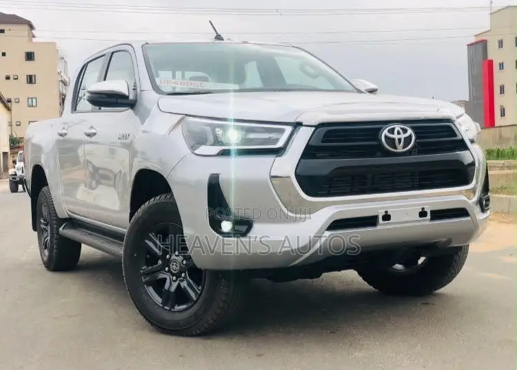 New Toyota Hilux 2025 Silver