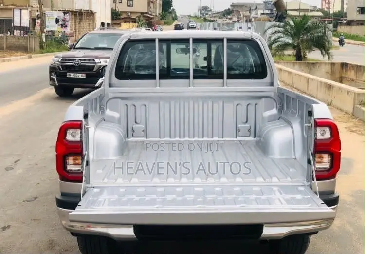 New Toyota Hilux 2025 Silver