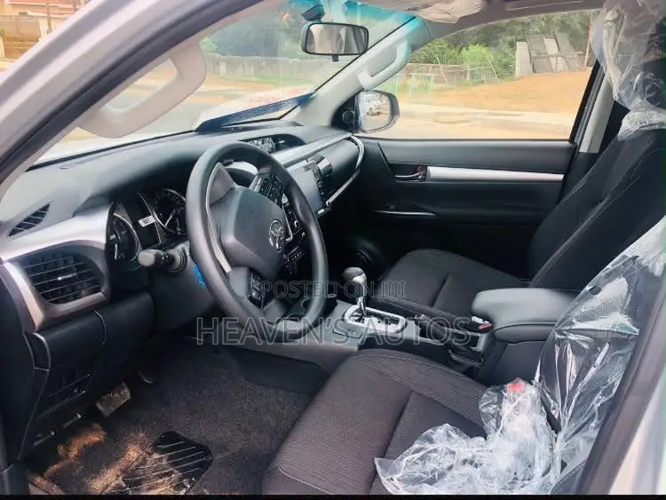 New Toyota Hilux 2025 Silver