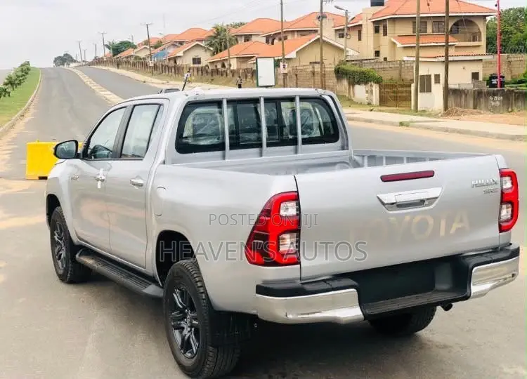 New Toyota Hilux 2025 Silver