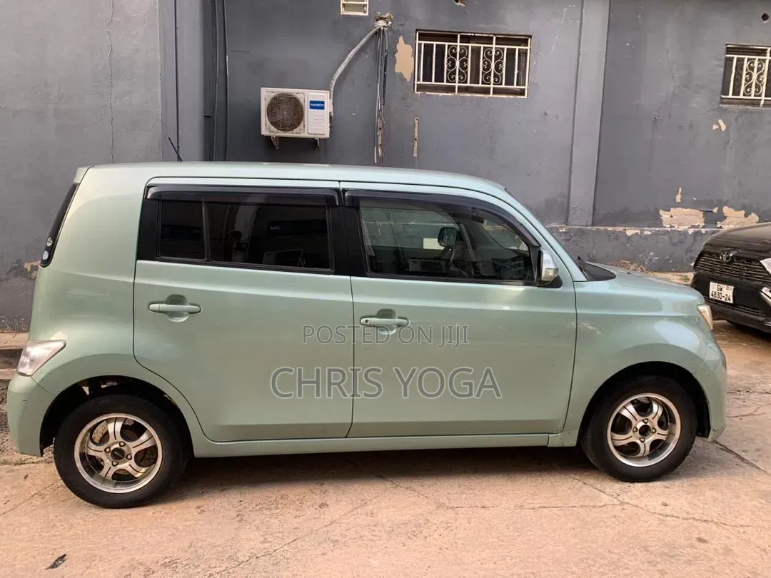Toyota bB 2011 Green